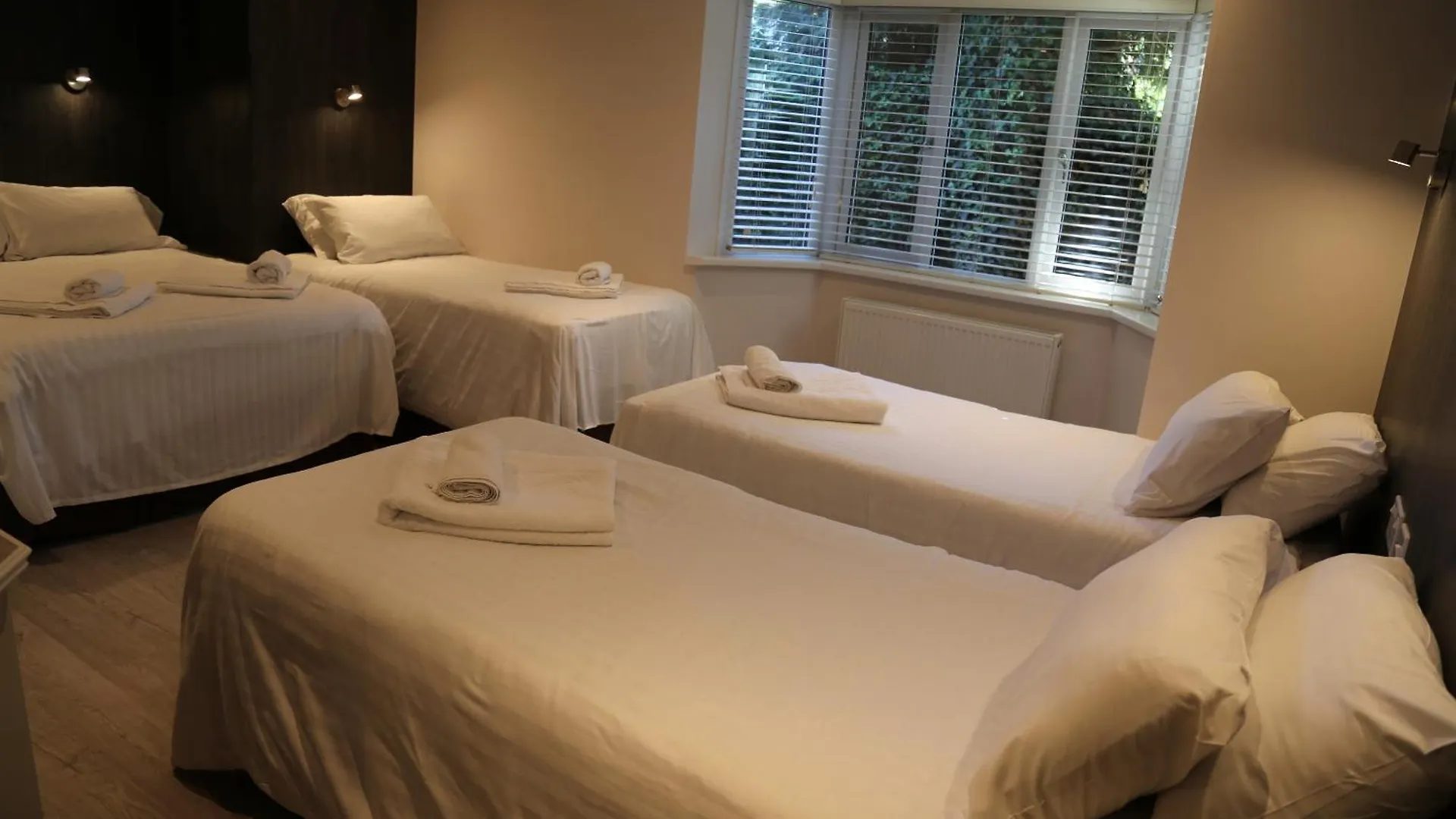 Debden Guest House Hillingdon Bed & Breakfast