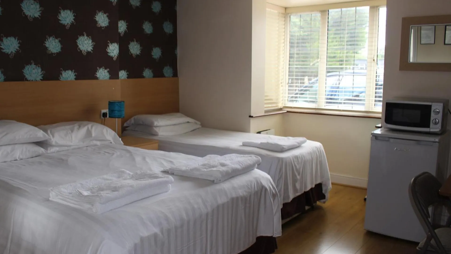 Debden Guest House Hillingdon Bed & Breakfast