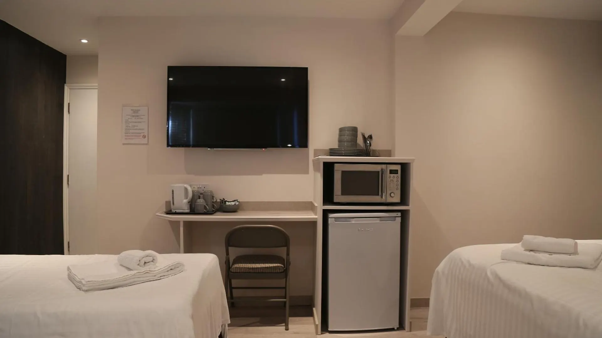 Debden Guest House Hillingdon Bed & Breakfast
