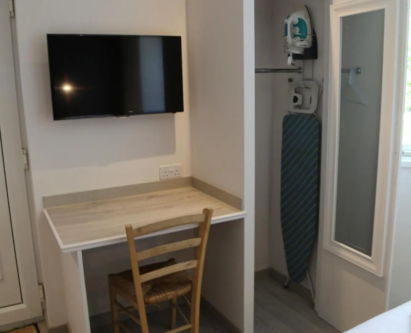 Debden Guest House Hillingdon