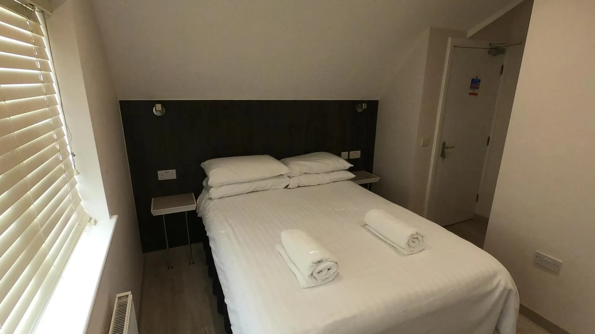 Debden Guest House Hillingdon