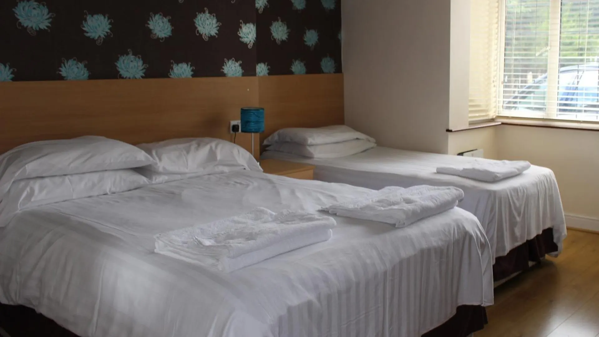 Debden Guest House Hillingdon 3*,