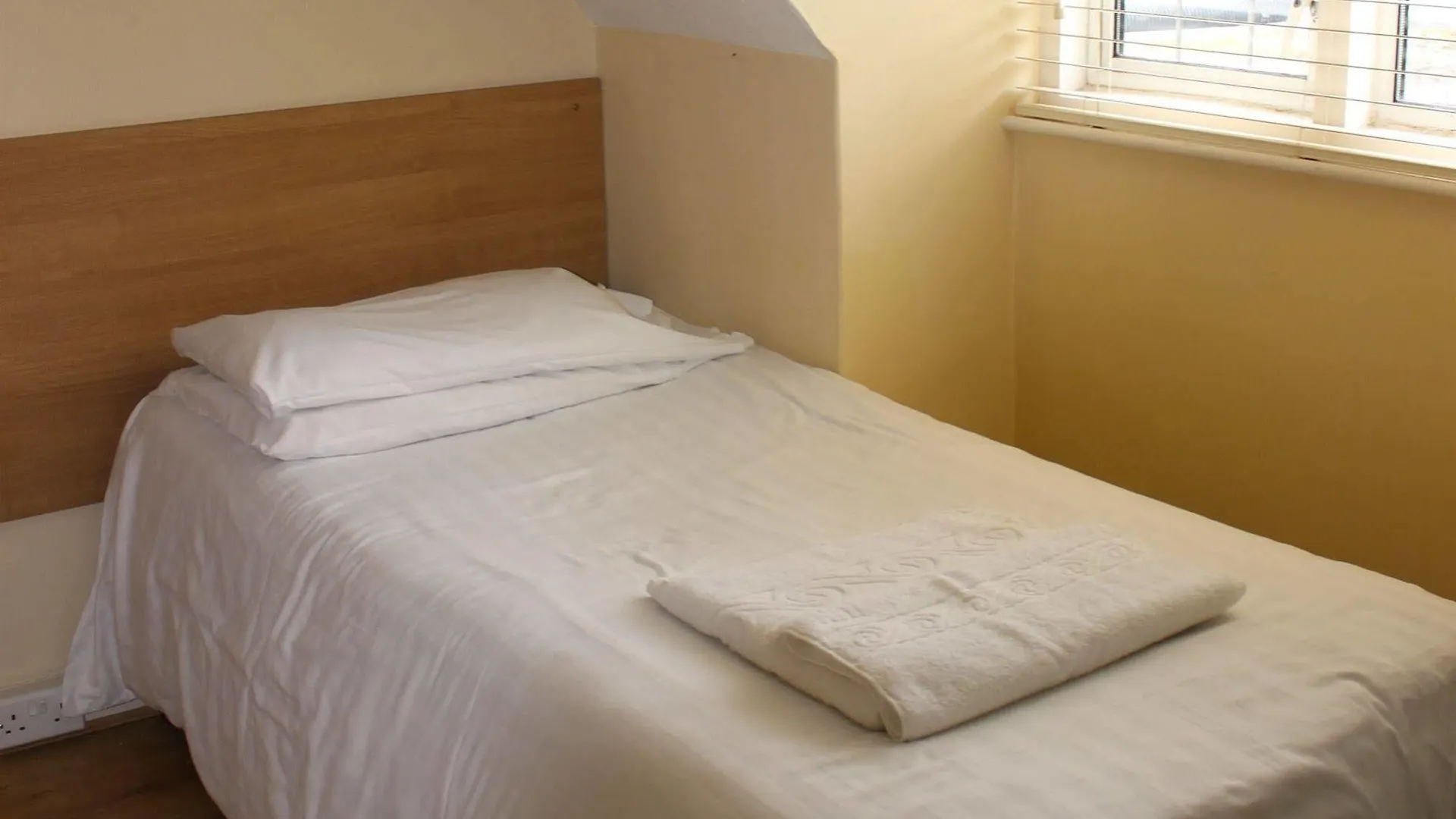 Debden Guest House Hillingdon Bed & Breakfast
