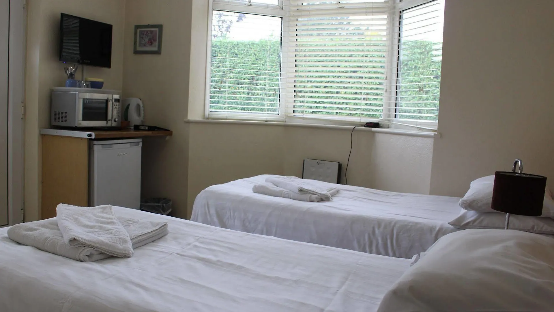 Debden Guest House Hillingdon