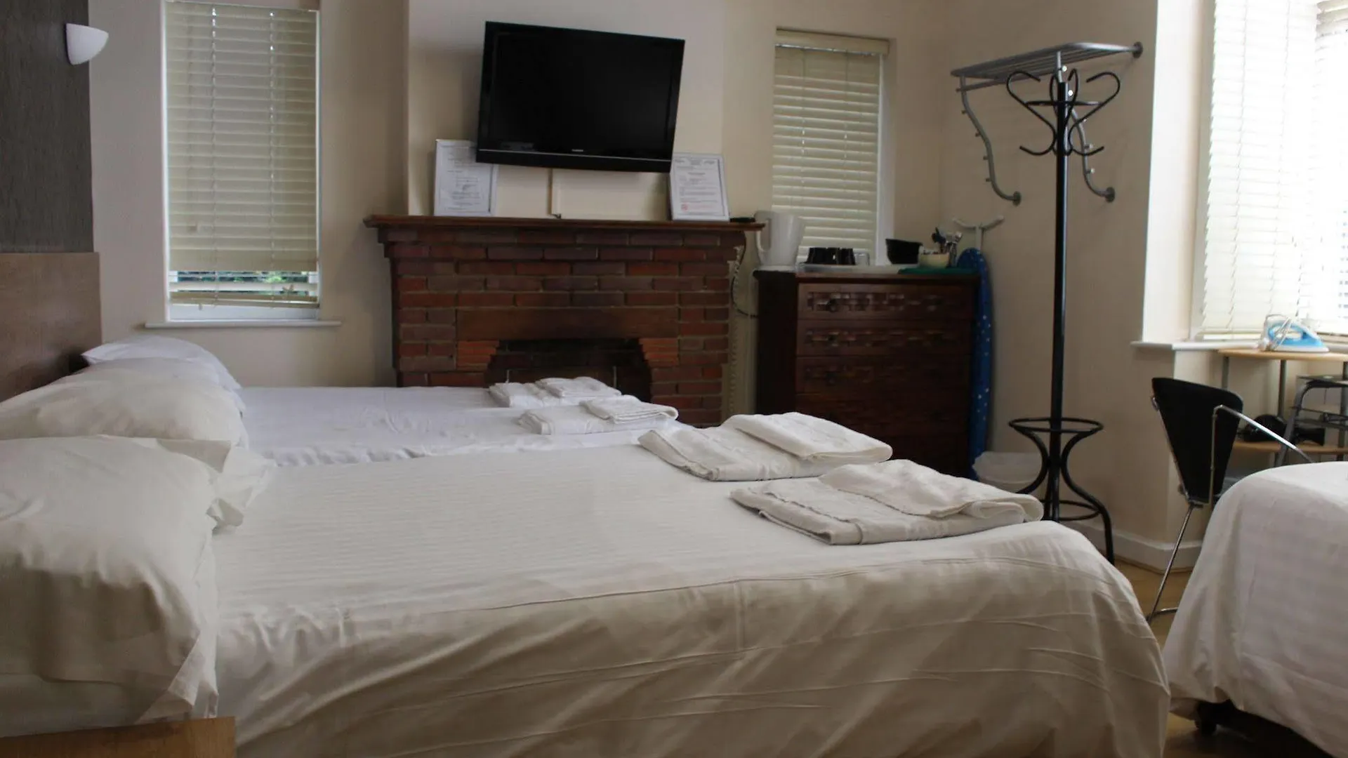 Debden Guest House Hillingdon