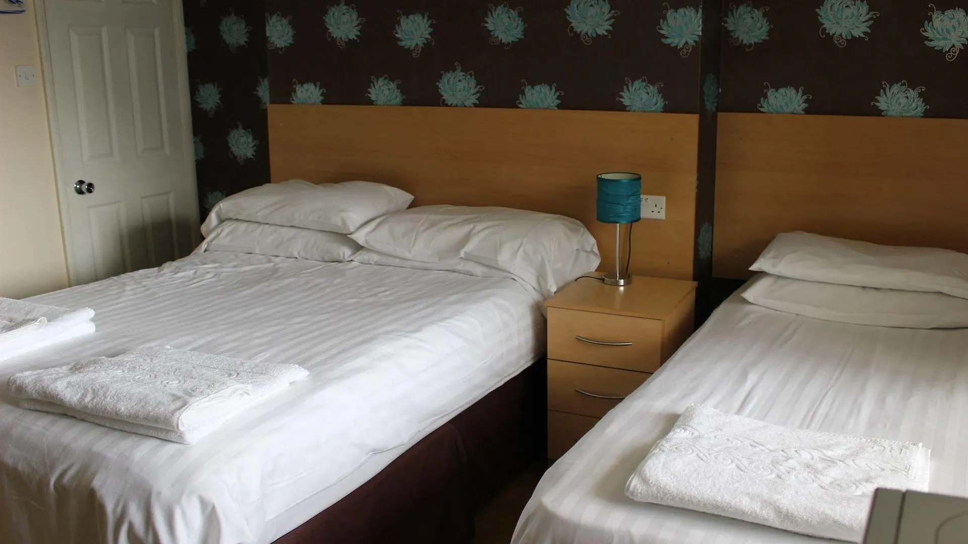 Debden Guest House Hillingdon Bed & Breakfast
