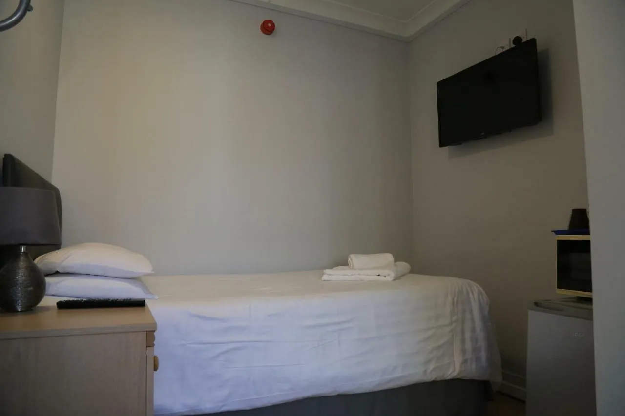 Debden Guest House Hillingdon