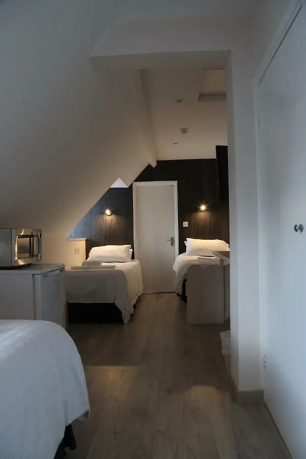 Debden Guest House Hillingdon 3*,