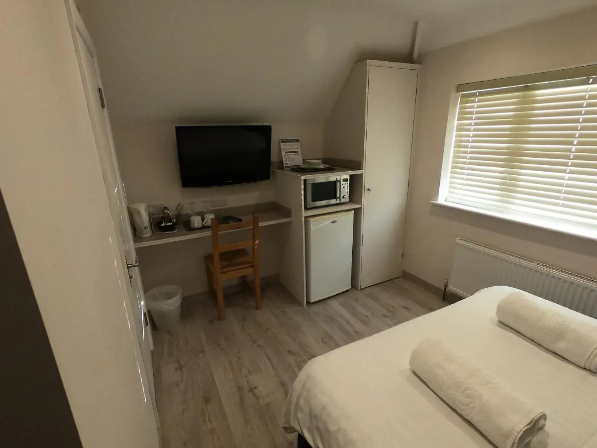 Debden Guest House Hillingdon 3*,