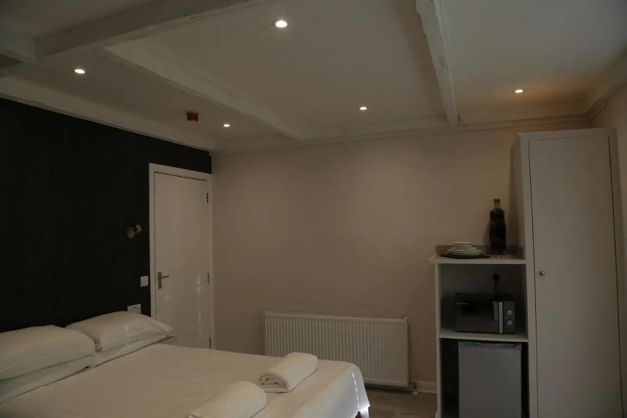 Debden Guest House Hillingdon